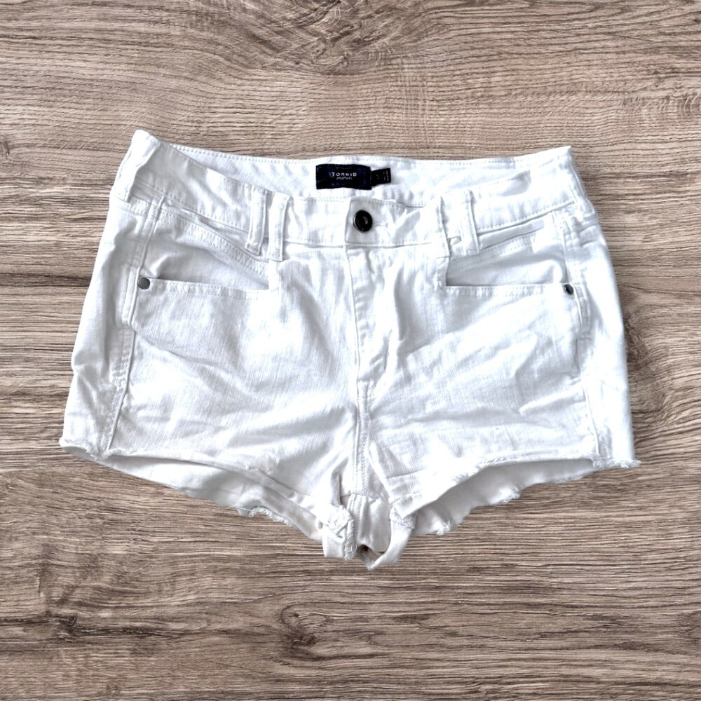 TORRID White Shortie Stretch Denim Cut-Off Jeans Shorts Frayed Hem Size 10